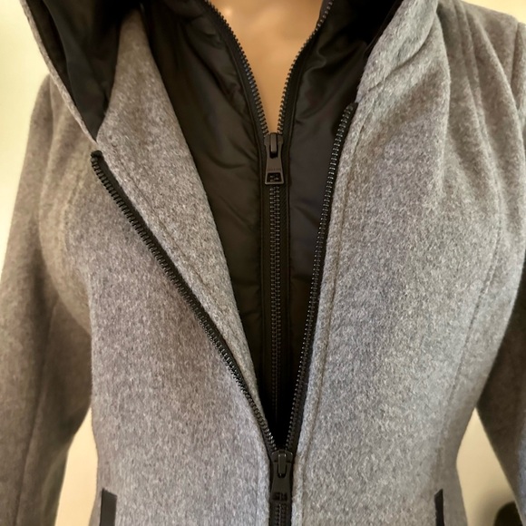 Winter coat by Soia&Kyo with convertible details. Size 4 - Picture 7 of 16